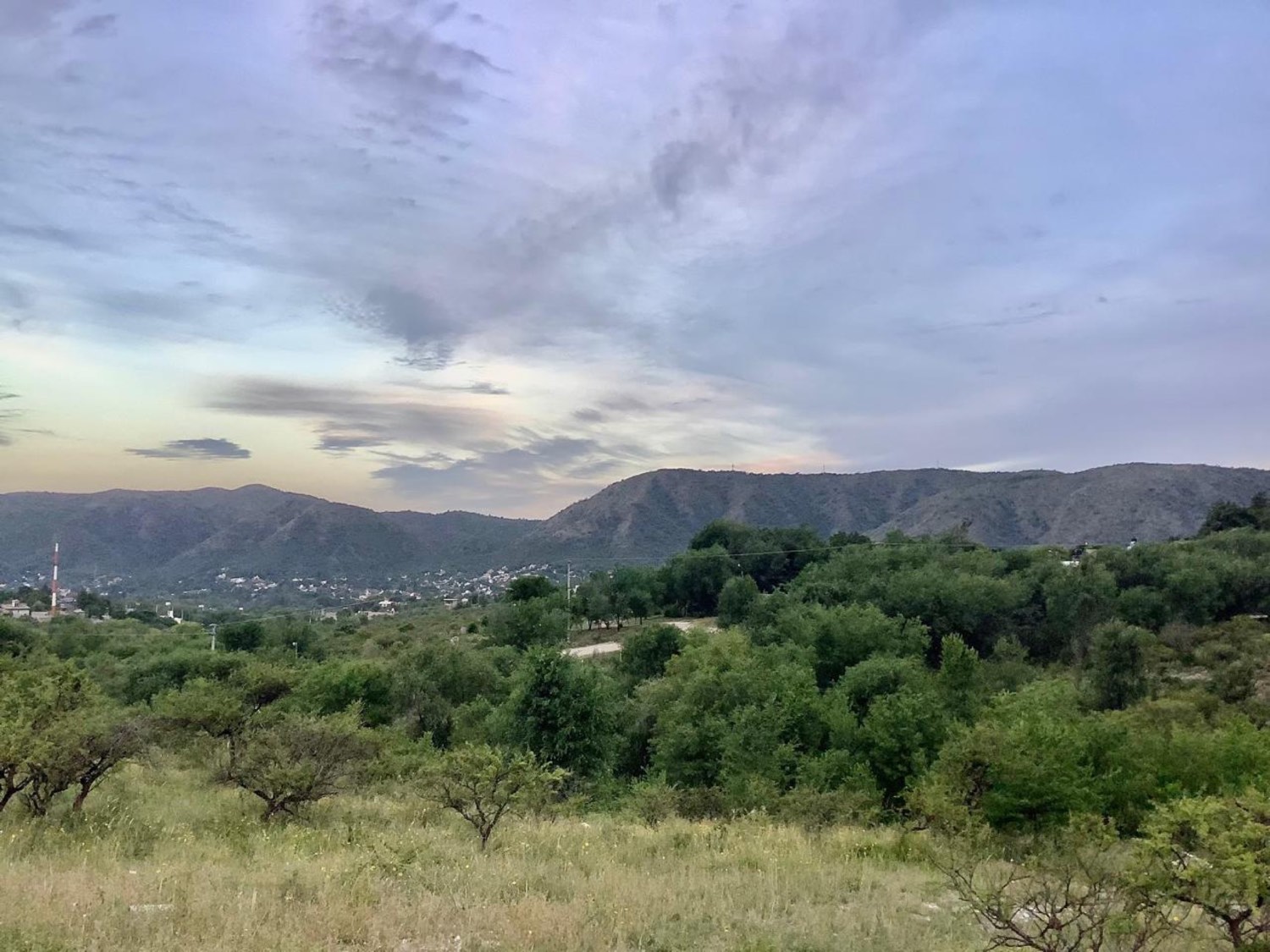 El Parque — espejo de agua y árboles añejos en Colina del Este